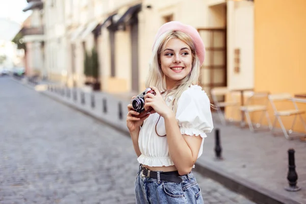 Charming Hipster Girl Beret Retro Camera City Travel Concept Lifestyle — 스톡 사진