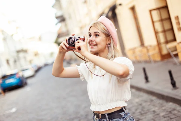 Charming Hipster Girl Beret Retro Camera City Travel Concept Lifestyle — Stock fotografie