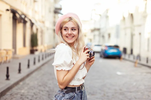 Charming Hipster Girl Beret Retro Camera City Travel Concept Lifestyle — 스톡 사진