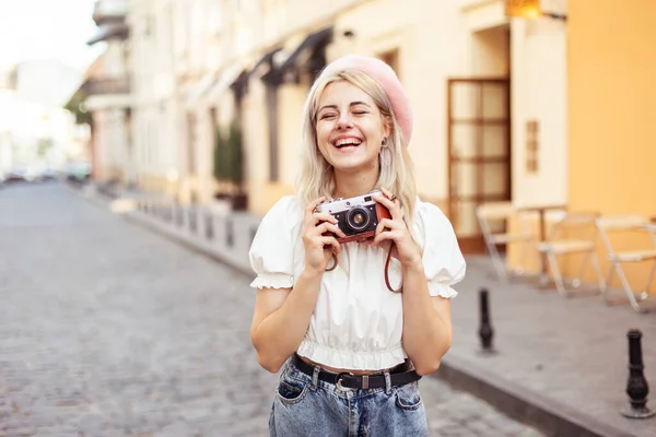 Charming Hipster Girl Beret Retro Camera City Travel Concept Lifestyle — Stockfoto