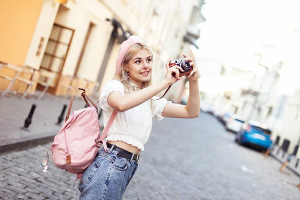 베레모에 소녀를 카메라로 프랑스어 스타일 — 스톡 사진