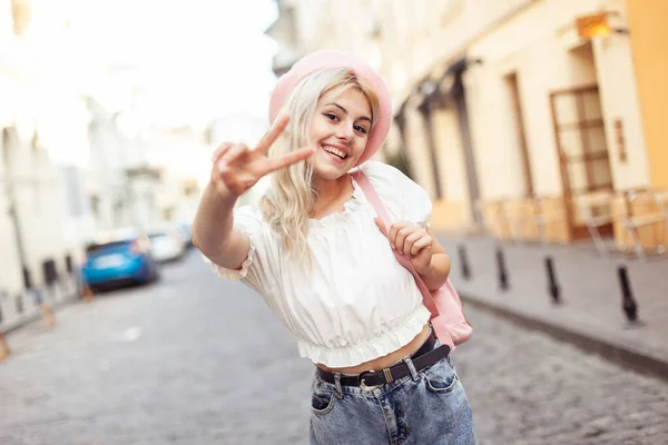 Charismatic Girl Beret Having Fun European Street Lifestyle — Stockfoto