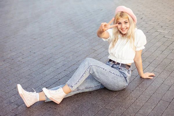 Young Stylish Girl Beret Sits Middle European Street Lifestyle — 스톡 사진