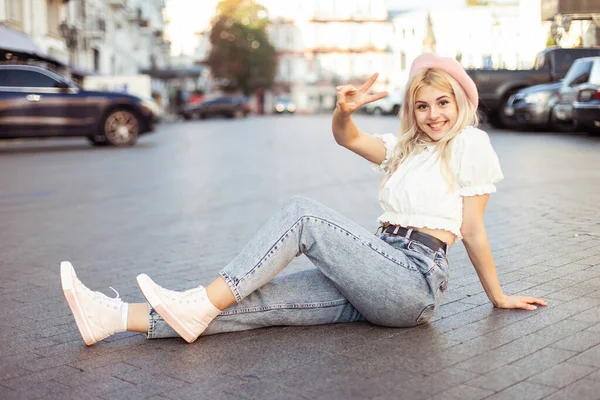 Young Stylish Girl Beret Sits Middle European Street Lifestyle — Fotografia de Stock