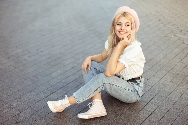 Young Stylish Girl Beret Sits Middle European Street Lifestyle — 스톡 사진