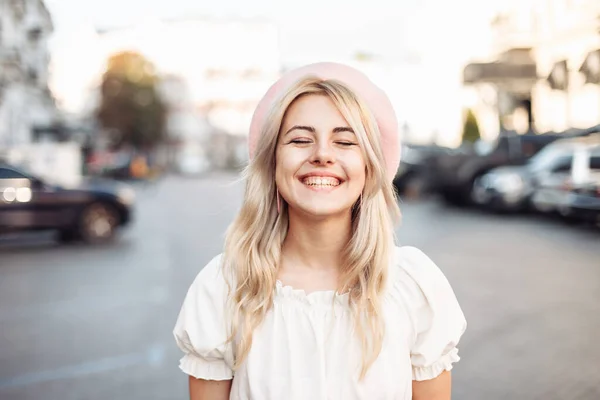 Portrait Charming Smiling Girl Beret European City Young Having Fun — Stockfoto