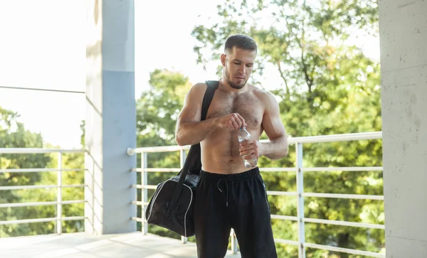 Fitness Man Exercise Bag Drinks Water Bottle Outdoors — Foto de Stock