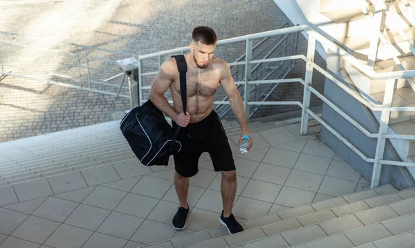 Hombre Fitness Con Bolsa Ejercicio Botella Agua Aire Libre —  Fotos de Stock