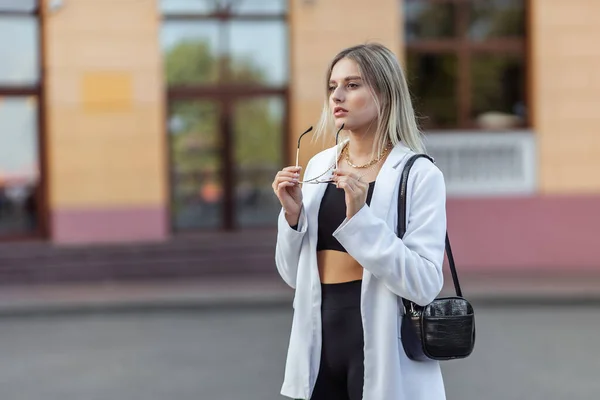 Junge Modefrau Weißer Trendiger Jacke Ledertasche Der Stadt Straßenmode — Stockfoto