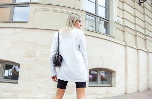 Jovem Mulher Loira Moda Jaqueta Branca Moda Bolsa Couro Posando — Fotografia de Stock