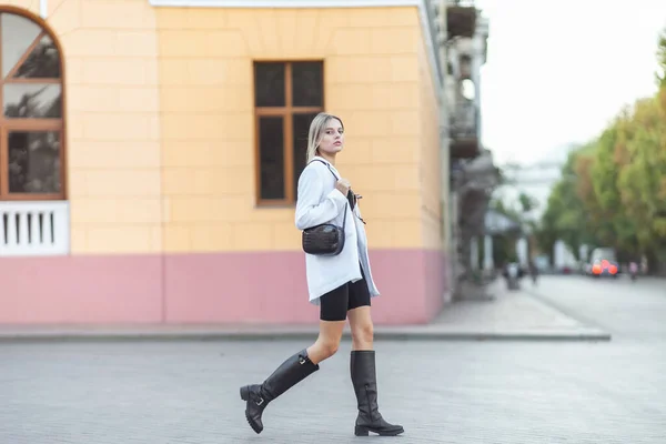 Uma Jovem Mulher Loira Elegante Uma Roupa Moda Está Andando — Fotografia de Stock