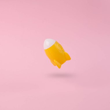 Sarı uzay mekiğini ya da pembe arka planda gölgeli roketi kaldırın. Minimalizm, kavramsal pop, yeni fikir veya başlangıç