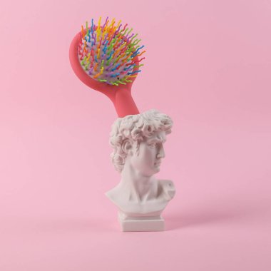 David 'in pembe arka planda renkli taraklı vazosu. Asgari güzellik hala hayat