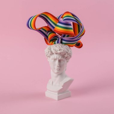 David 'in pembe arka planda gökkuşağı lgbt kurdeleli antika büstü. Kavramsal patlama. Minimum LGBT hala hayatta. Yaratıcı fikir