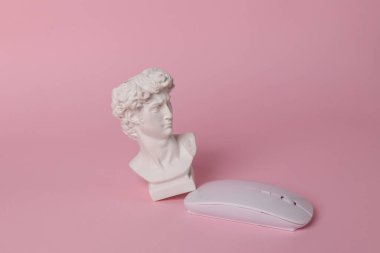Pembe arka planda modern bilgisayar faresi olan David 'in antik büstü. En az yaşam süresi