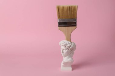 David 'in pembe arka planda boya fırçalı antika büstü. Kavramsal patlama. En az yaşam süresi.