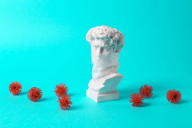 David, turkuaz arka planda yüz maskesi ve virüs molekülleriyle baskın yaptı. Asgari yaşam, salgın konsepti