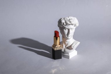 David 'in gri arkaplanlı antika büstü. Kavramsal patlama. Asgari güzellik ve moda hayattır. Yaratıcı fikir