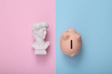 David domuz kumbarasıyla pembe mavi arka planda baskın yaptı. Yaratıcı düzen. Minimal natürmort. Düz yatıyordu. Üst görünüm