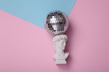 David disko topuyla pembe mavi arka planda baskın yaptı. Yaratıcı parti düzeni. Konsept pop. Minimal natürmort. Düz yatıyordu. Üst görünüm