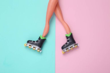 Mavi-pembe pastel arka planda patenli bebek bacakları. Üst Manzara. Düz yatıyordu