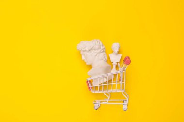 David ve Venüs sarı arka planda alışveriş arabalarını basıyor. En az yaşam süresi