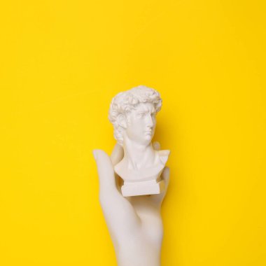 David 'le el ele tutuşmak sarı arka planda baskın yapmak. En az yaşam süresi