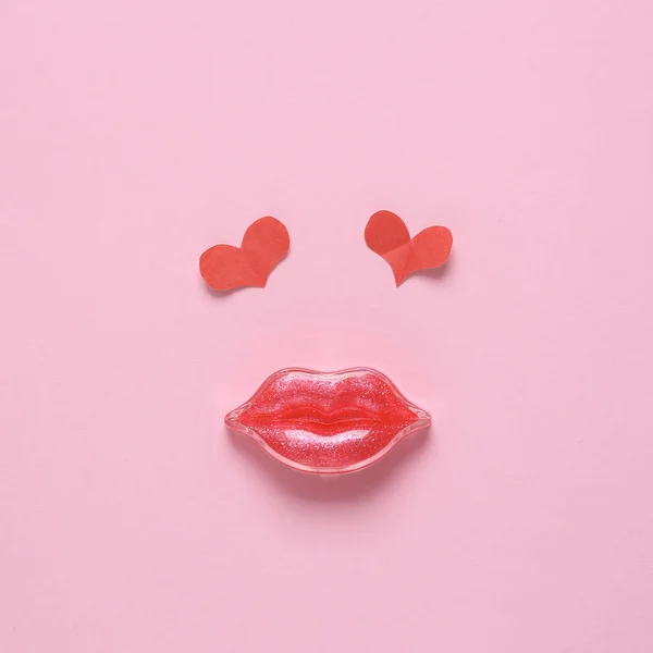 ピンクの背景にハートの唇 コンセプトポップ 現代的な静物画 愛のレイアウト — ストック写真