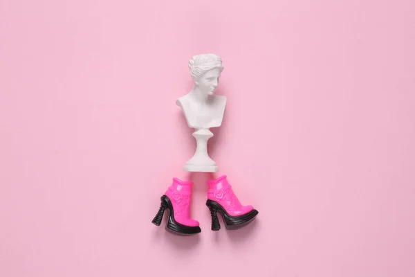 Busto Venus Con Botas Sobre Fondo Rosa Concepto Pop Naturaleza — Foto de Stock