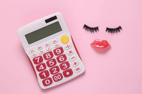 Cílios Falsos Lábios Forma Uma Cara Com Calculadora Fundo Rosa — Fotografia de Stock