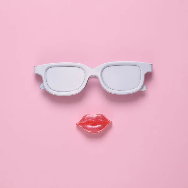 Λευκά Γυαλιά Και Χείλη Σχήμα Προσώπου Ροζ Φόντο Concept Pop — Φωτογραφία Αρχείου