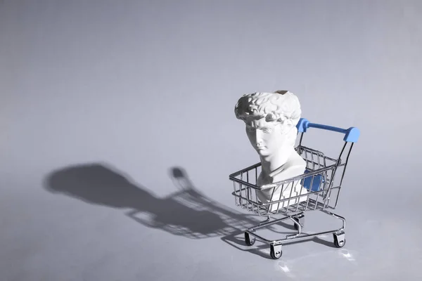 Antique Bust David Shopping Trolley Gray Background Shadow Conceptual Pop — Stock Photo, Image