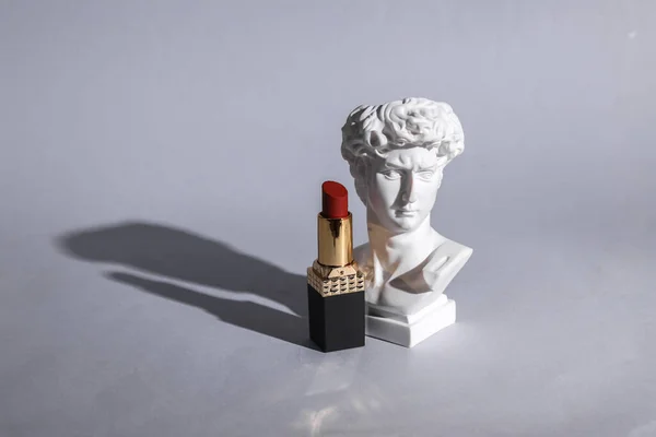 Antique Bust David Lipstick Gray Background Conceptual Pop Minimal Beauty — Stock Photo, Image