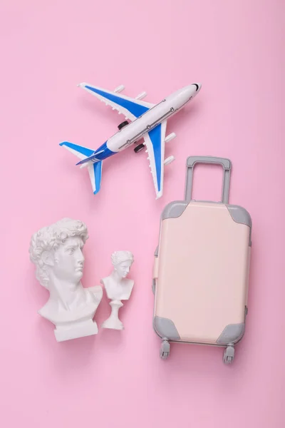 Παιδικές Αποσκευές Αεροπλάνο Και David Προτομή Ροζ Φόντο Δημιουργική Διάταξη — Φωτογραφία Αρχείου