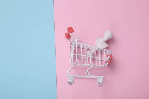 Carrello Shopping Con Busto Venere Sfondo Blu Rosa Disposizione Creativa — Foto Stock