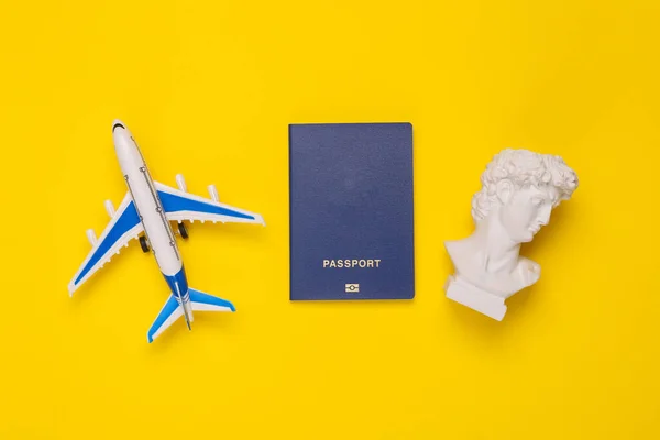 David Busto Con Pasaporte Avión Sobre Fondo Amarillo Bodegón Mínimo — Foto de Stock