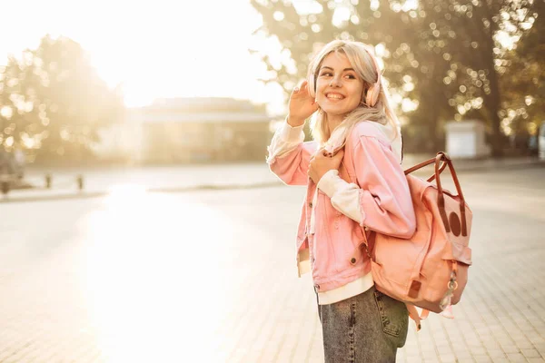 Söt Leende Kvinna Student Med Ryggsäck Och Hörlurar Staden — Stockfoto