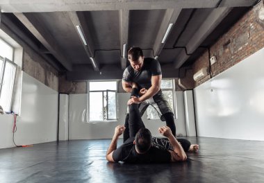 İki atletik erkek boksör spor salonunda acı verici bir şekilde antrenman yapıyorlar..