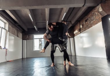 Spor salonunda iki atletik anne dövüşçüsü antrenmanı. Dövüş sanatları, Güreş