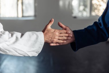 Selamlar. Kimono giymiş dövüşçüler.