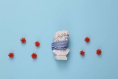 David mavi arka planda yüz maskesi ve virüs molekülleriyle baskın yaptı. Enfeksiyon koruması