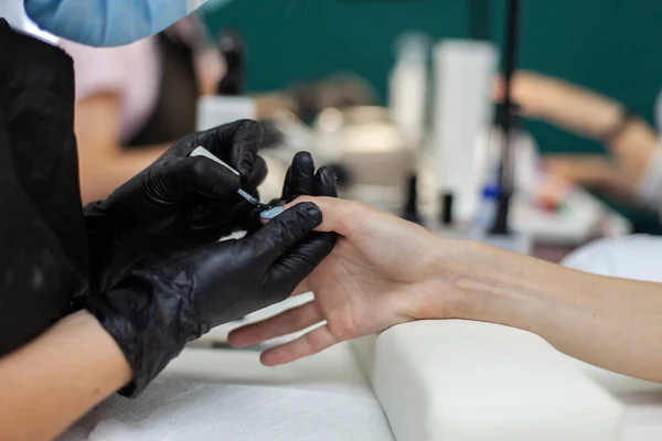 Manicurist Paints Nail Polish Nails Woman Clint Nail Salon Working — Stock fotografie
