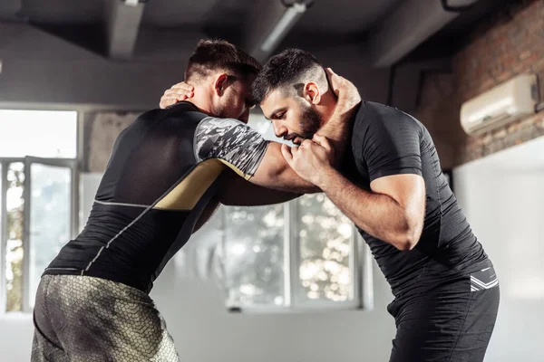 Sparar Träning Två Atletiska Mma Fighters Gymmet Kampsporter Brottning — Stockfoto