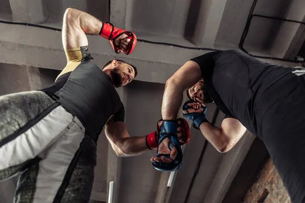 Två Sparring Partners Till Kickboxare Boxningshandskar Praxis Sparkar Sporthall — Stockfoto