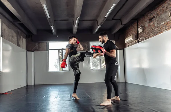 Man Fighter Tränar Slag Med Partner Med Träning Boxning Tassar — Stockfoto