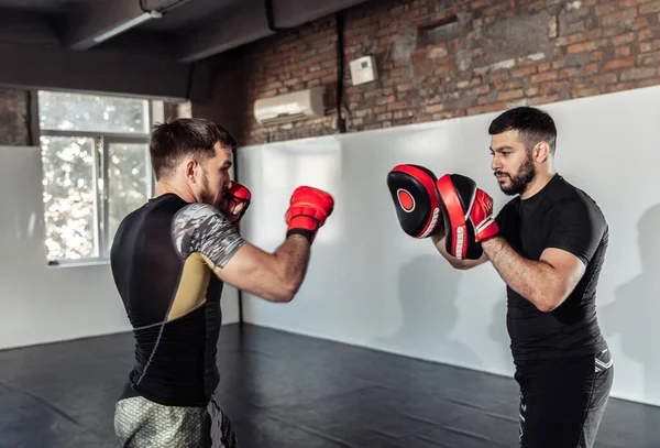 Combate Masculino Entrena Golpes Con Compañero Con Las Patas Boxeo —  Fotos de Stock