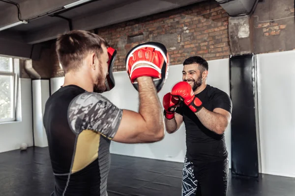 Man Fighter Tränar Slag Med Partner Med Träning Boxning Tassar — Stockfoto