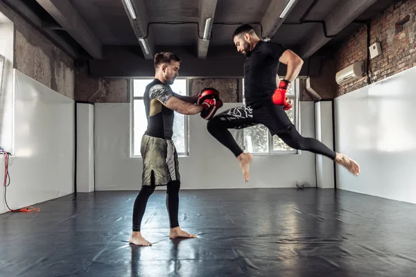 Man Fighter Träning Sparkar Med Partner Med Träning Boxning Tassar — Stockfoto