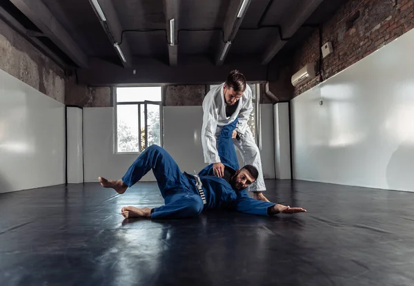 Dois Lutadores Lutando Com Parceiro Quimono Estão Treinando Prendas Dolorosas — Fotografia de Stock
