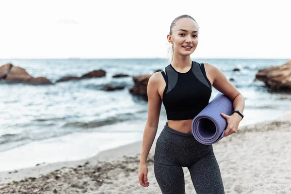 Smiling Fit Woman Yoga Mat Posing Alone Wild Beach — Stockfoto